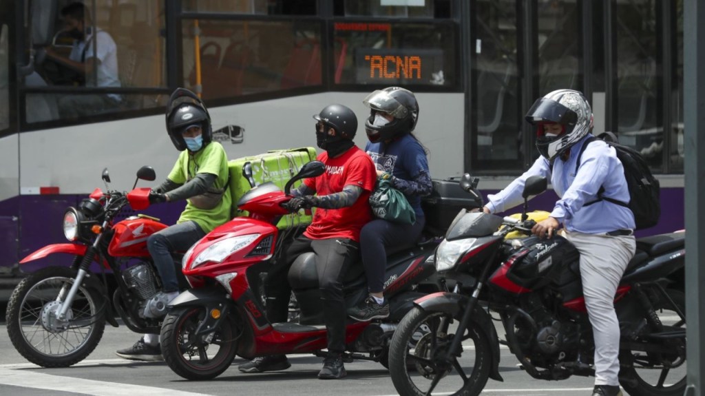 ¿Funciona prohibir dos personas en una moto?